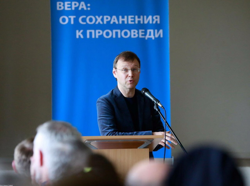 Магистерский Делегат, Ярослав Терновский, выступает на конференции